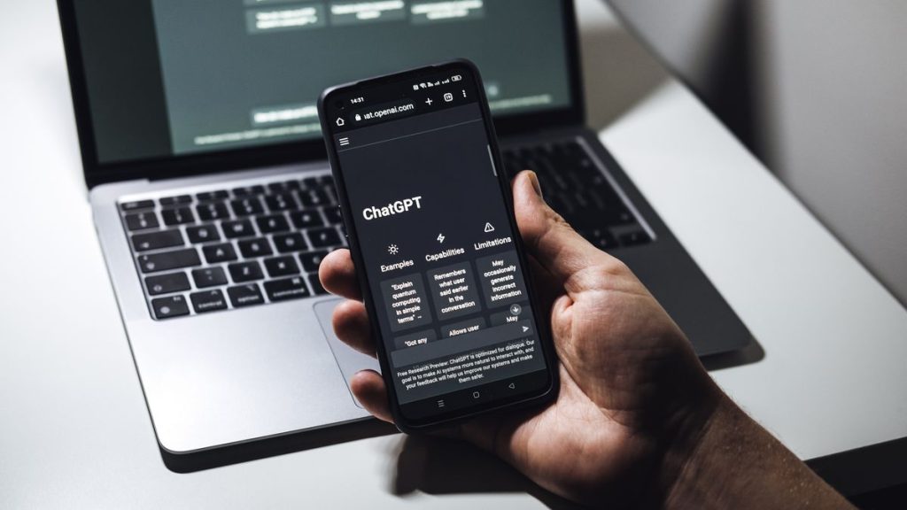 چگونه ChatGPT با زبانهاي مختلف، از جمله فارسي، تعامل ميكند؟